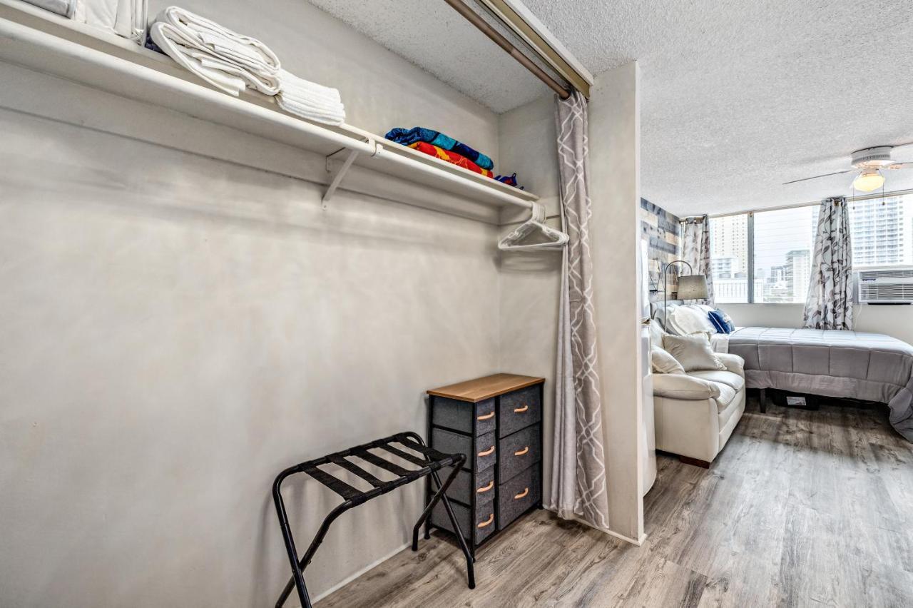 Modern Waikiki Condo Perfect For Beach Getaway! هونولولو المظهر الخارجي الصورة