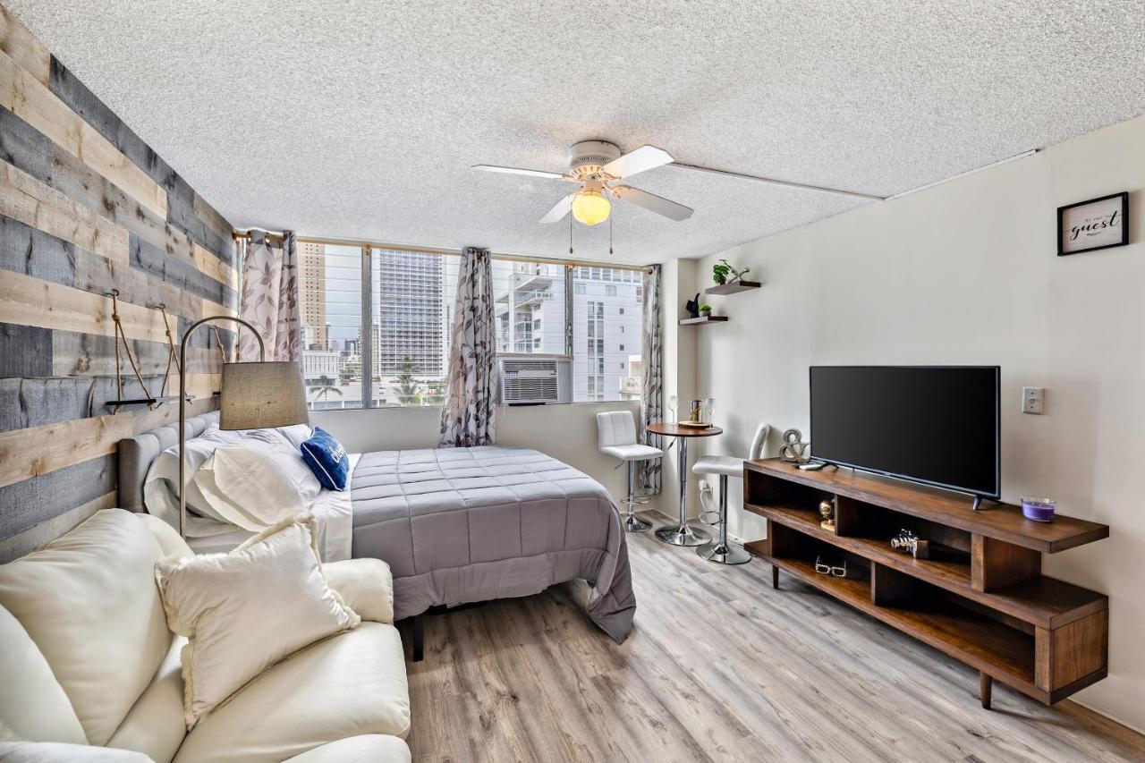 Modern Waikiki Condo Perfect For Beach Getaway! هونولولو المظهر الخارجي الصورة
