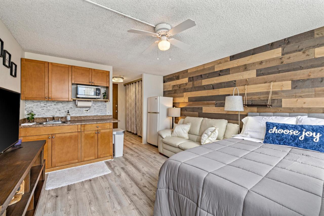 Modern Waikiki Condo Perfect For Beach Getaway! هونولولو المظهر الخارجي الصورة
